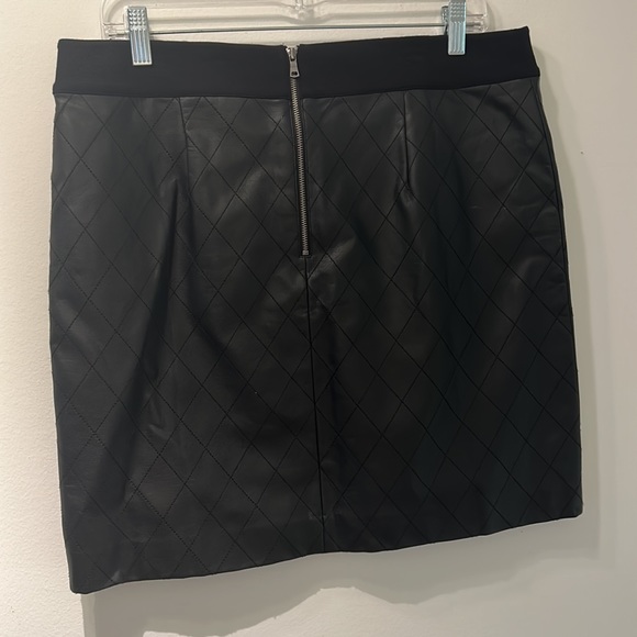 Ann Taylor quilted faux leather skirt NWT - Picture 3 of 8